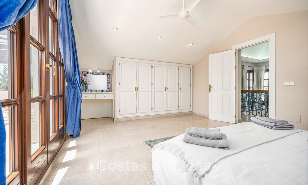 Lujosa villa de estilo andaluz rodeada de vegetación en una gran parcela en Marbella - Estepona 56374