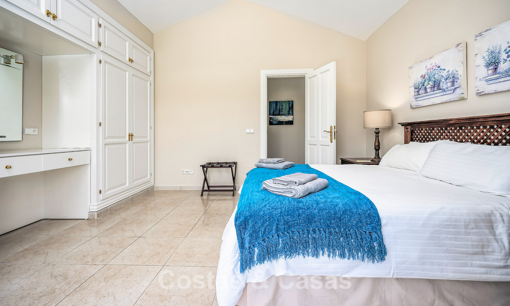 Lujosa villa de estilo andaluz rodeada de vegetación en una gran parcela en Marbella - Estepona 56375