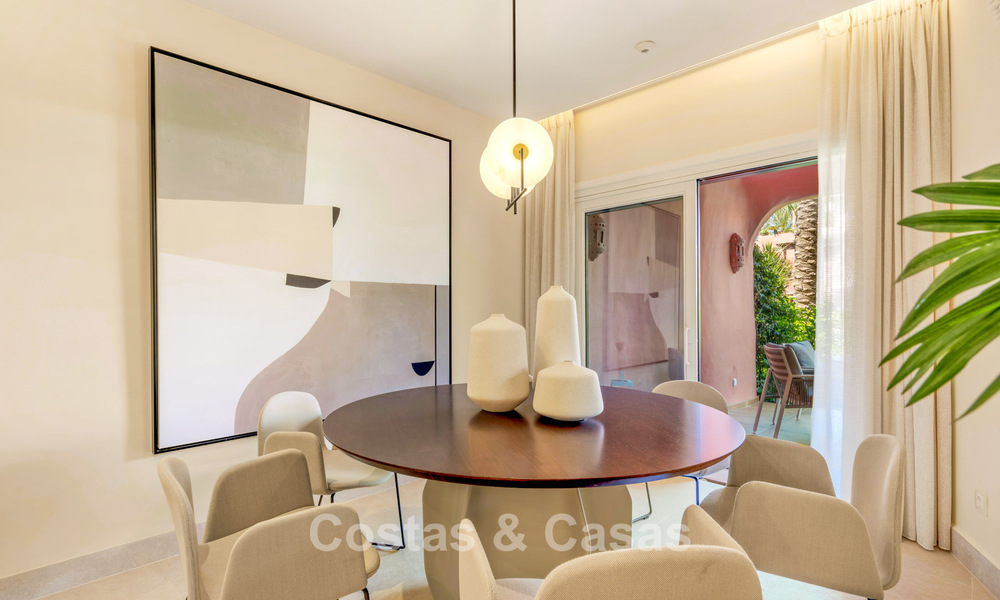 Prestigioso apartamento con jardín en venta en un complejo en primera línea de playa en la Nueva Milla de Oro entre Marbella y Estepona centro 56610