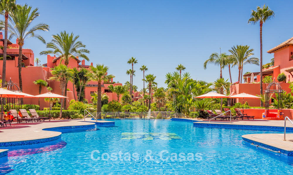 Prestigioso apartamento con jardín en venta en un complejo en primera línea de playa en la Nueva Milla de Oro entre Marbella y Estepona centro 56620