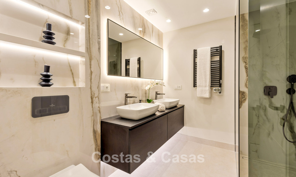 Prestigioso apartamento con jardín en venta en un complejo en primera línea de playa en la Nueva Milla de Oro entre Marbella y Estepona centro 56628