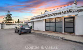 Casa adosada magistralmente renovada en venta en complejo cerrado, en primera línea de Aloha Golf, a poca distancia de la casa club en Nueva Andalucia, Marbella 56572 