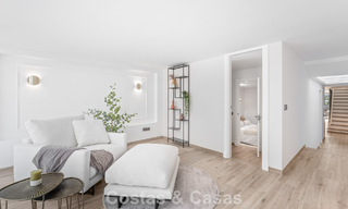 Casa adosada magistralmente renovada en venta en complejo cerrado, en primera línea de Aloha Golf, a poca distancia de la casa club en Nueva Andalucia, Marbella 56573 