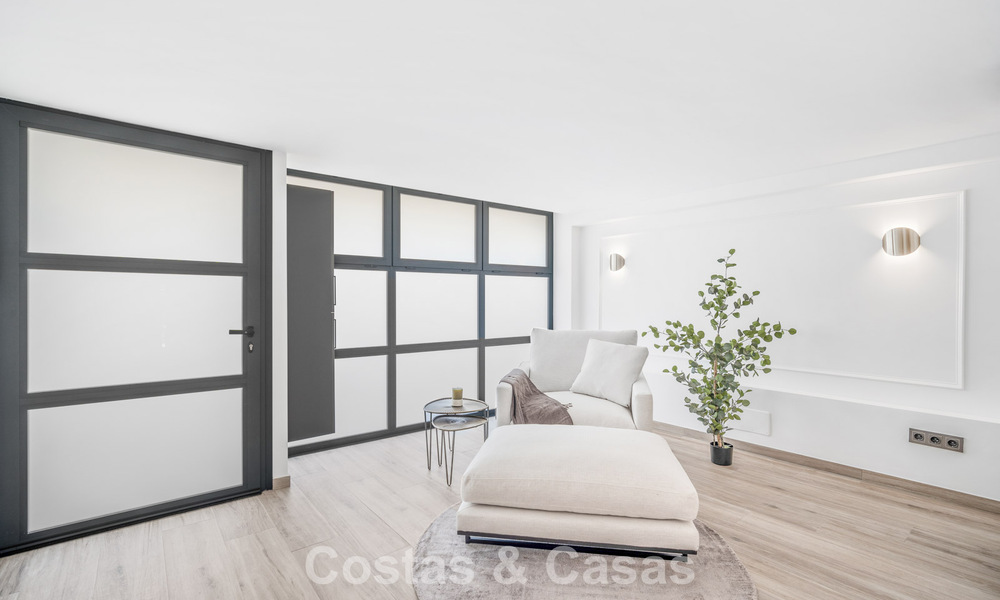 Casa adosada magistralmente renovada en venta en complejo cerrado, en primera línea de Aloha Golf, a poca distancia de la casa club en Nueva Andalucia, Marbella 56574