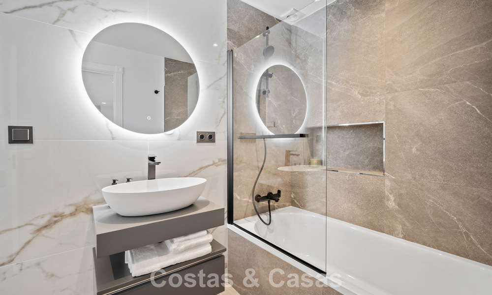 Casa adosada magistralmente renovada en venta en complejo cerrado, en primera línea de Aloha Golf, a poca distancia de la casa club en Nueva Andalucia, Marbella 56575