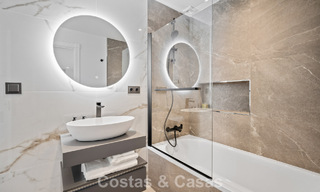 Casa adosada magistralmente renovada en venta en complejo cerrado, en primera línea de Aloha Golf, a poca distancia de la casa club en Nueva Andalucia, Marbella 56575 