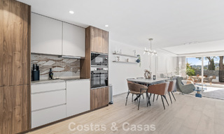 Casa adosada magistralmente renovada en venta en complejo cerrado, en primera línea de Aloha Golf, a poca distancia de la casa club en Nueva Andalucia, Marbella 56577 