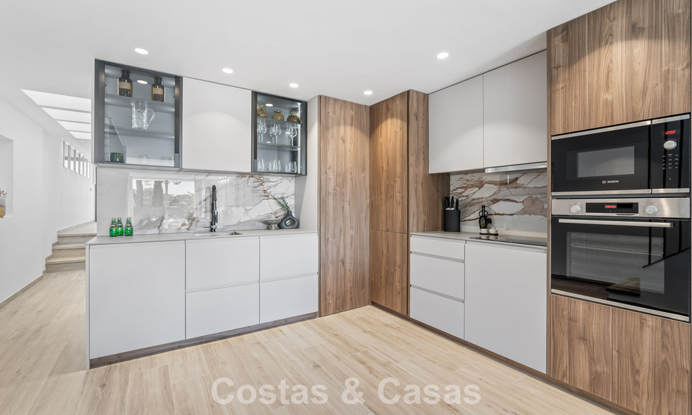 Casa adosada magistralmente renovada en venta en complejo cerrado, en primera línea de Aloha Golf, a poca distancia de la casa club en Nueva Andalucia, Marbella 56578