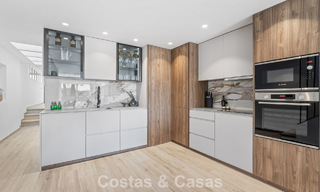 Casa adosada magistralmente renovada en venta en complejo cerrado, en primera línea de Aloha Golf, a poca distancia de la casa club en Nueva Andalucia, Marbella 56578 