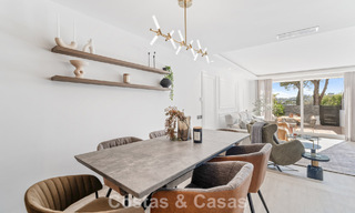Casa adosada magistralmente renovada en venta en complejo cerrado, en primera línea de Aloha Golf, a poca distancia de la casa club en Nueva Andalucia, Marbella 56579 