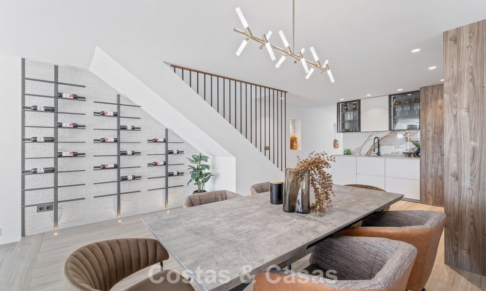 Casa adosada magistralmente renovada en venta en complejo cerrado, en primera línea de Aloha Golf, a poca distancia de la casa club en Nueva Andalucia, Marbella 56580