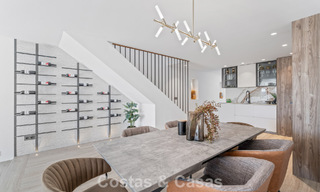 Casa adosada magistralmente renovada en venta en complejo cerrado, en primera línea de Aloha Golf, a poca distancia de la casa club en Nueva Andalucia, Marbella 56580 