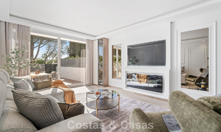 Casa adosada magistralmente renovada en venta en complejo cerrado, en primera línea de Aloha Golf, a poca distancia de la casa club en Nueva Andalucia, Marbella 56584 