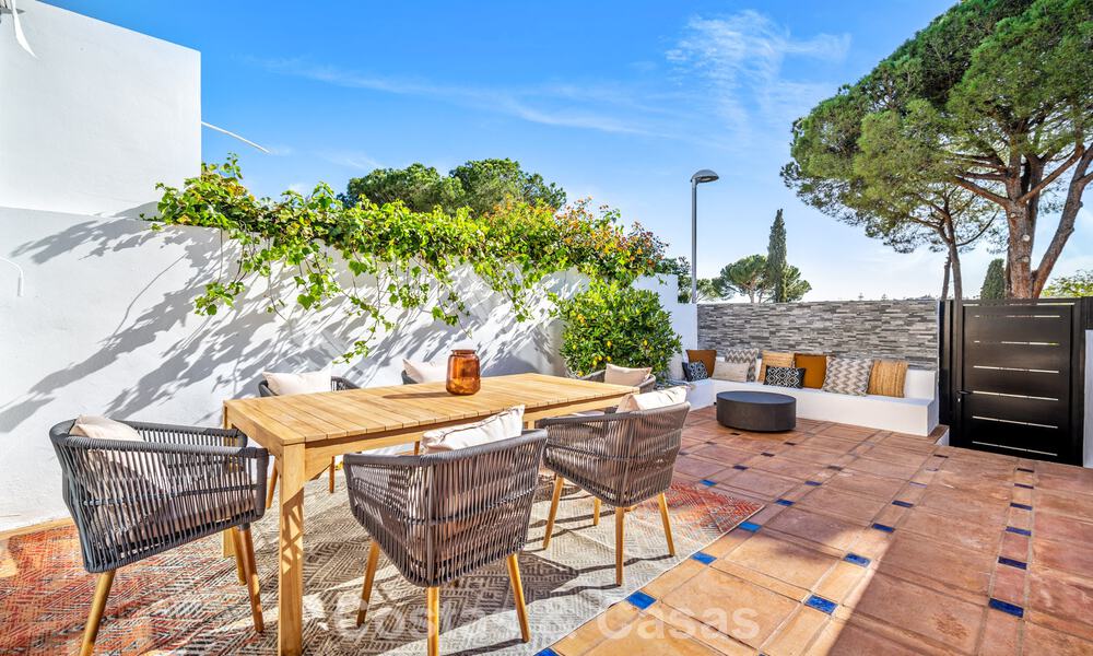 Casa adosada magistralmente renovada en venta en complejo cerrado, en primera línea de Aloha Golf, a poca distancia de la casa club en Nueva Andalucia, Marbella 56585