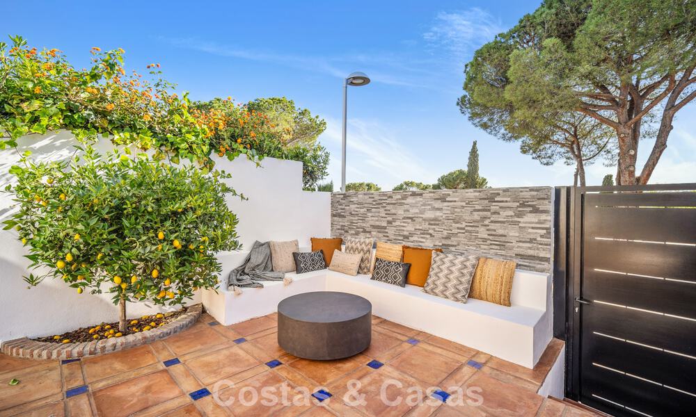 Casa adosada magistralmente renovada en venta en complejo cerrado, en primera línea de Aloha Golf, a poca distancia de la casa club en Nueva Andalucia, Marbella 56586