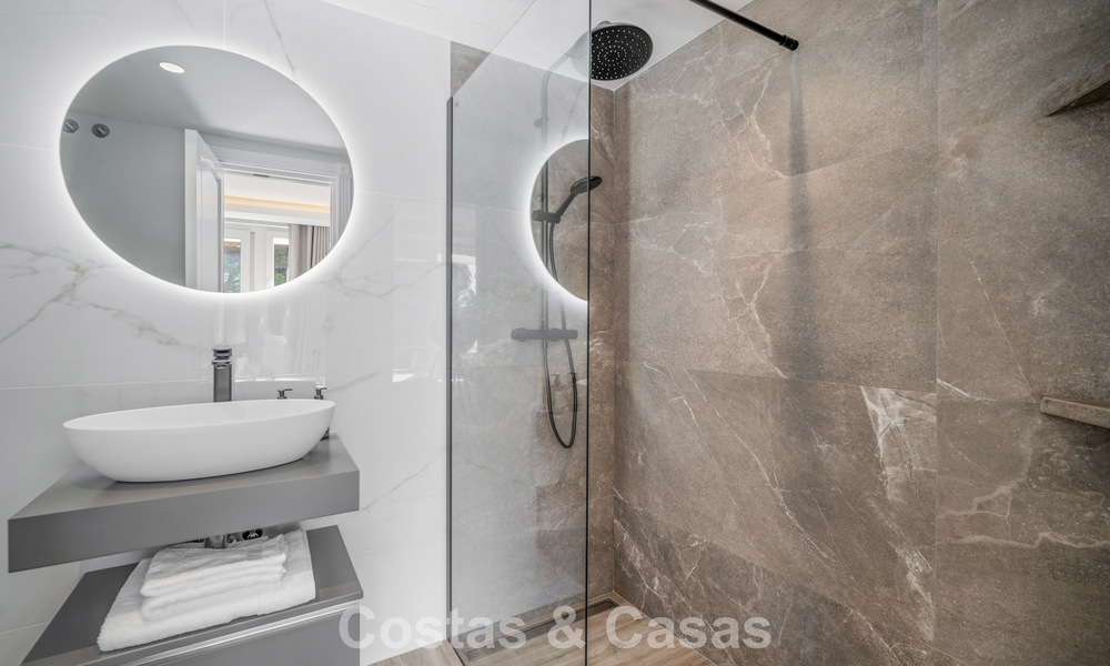 Casa adosada magistralmente renovada en venta en complejo cerrado, en primera línea de Aloha Golf, a poca distancia de la casa club en Nueva Andalucia, Marbella 56590