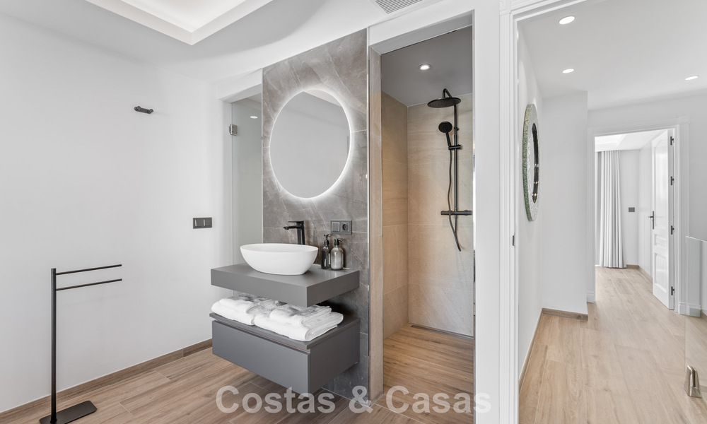 Casa adosada magistralmente renovada en venta en complejo cerrado, en primera línea de Aloha Golf, a poca distancia de la casa club en Nueva Andalucia, Marbella 56592