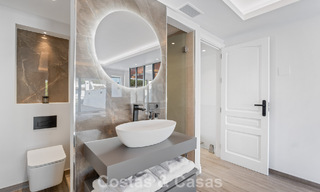 Casa adosada magistralmente renovada en venta en complejo cerrado, en primera línea de Aloha Golf, a poca distancia de la casa club en Nueva Andalucia, Marbella 56593 
