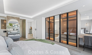 Casa adosada magistralmente renovada en venta en complejo cerrado, en primera línea de Aloha Golf, a poca distancia de la casa club en Nueva Andalucia, Marbella 56596 
