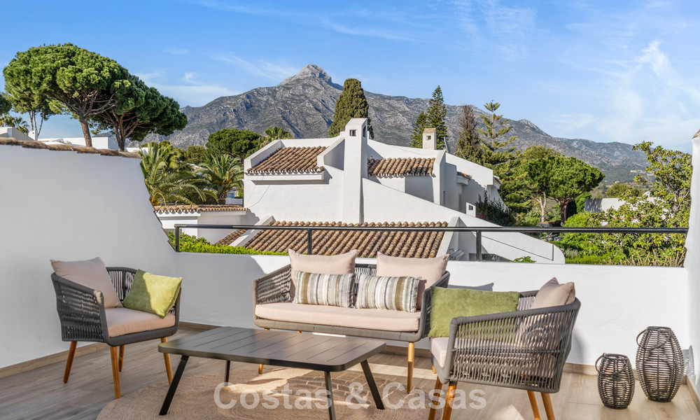 Casa adosada magistralmente renovada en venta en complejo cerrado, en primera línea de Aloha Golf, a poca distancia de la casa club en Nueva Andalucia, Marbella 56597