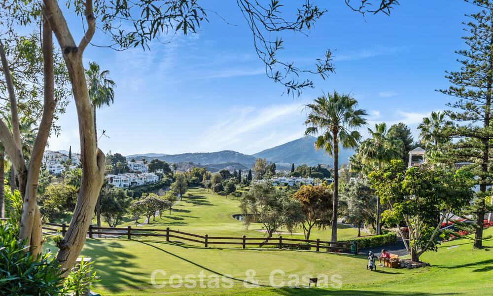 Casa adosada magistralmente renovada en venta en complejo cerrado, en primera línea de Aloha Golf, a poca distancia de la casa club en Nueva Andalucia, Marbella 56599