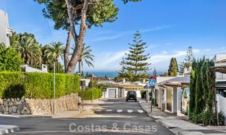 Casa adosada magistralmente renovada en venta en complejo cerrado, en primera línea de Aloha Golf, a poca distancia de la casa club en Nueva Andalucia, Marbella 56601 