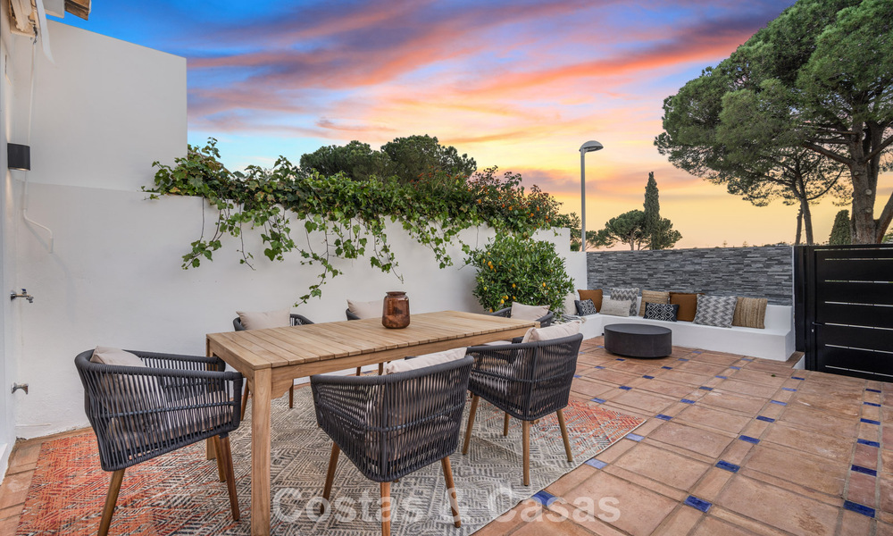 Casa adosada magistralmente renovada en venta en complejo cerrado, en primera línea de Aloha Golf, a poca distancia de la casa club en Nueva Andalucia, Marbella 56603