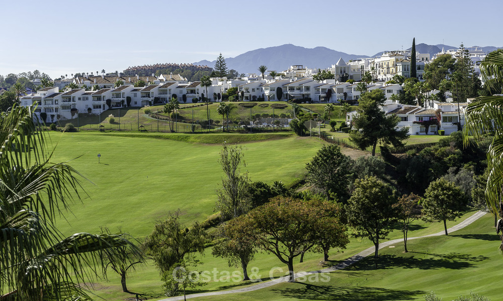 Casa adosada magistralmente renovada en venta en complejo cerrado, en primera línea de Aloha Golf, a poca distancia de la casa club en Nueva Andalucia, Marbella 56649