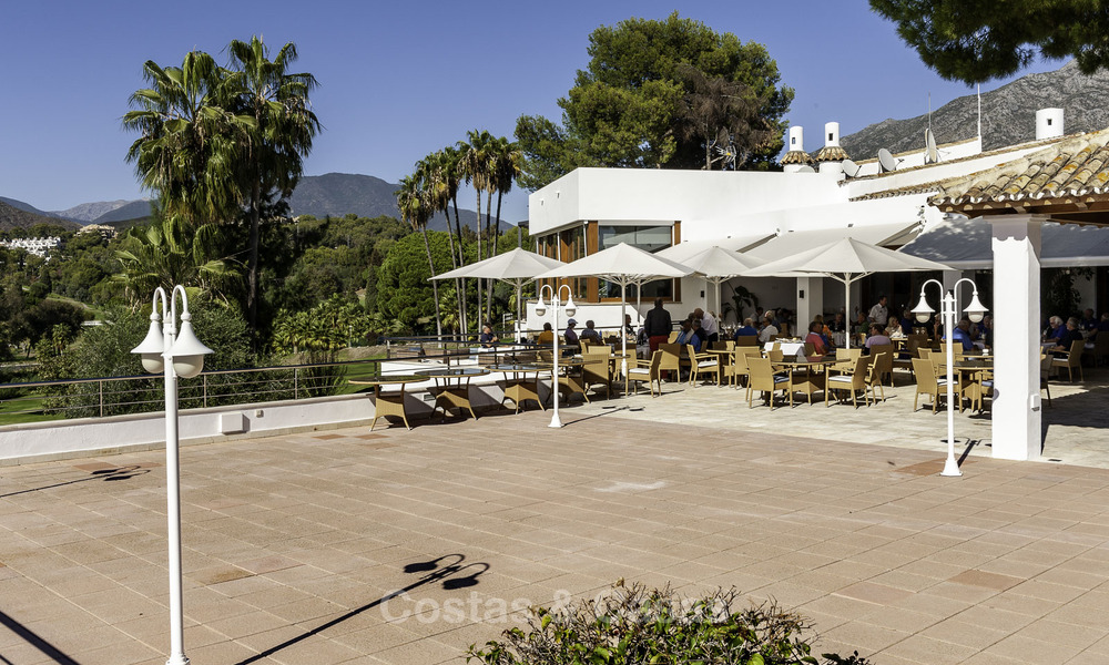 Casa adosada magistralmente renovada en venta en complejo cerrado, en primera línea de Aloha Golf, a poca distancia de la casa club en Nueva Andalucia, Marbella 56650