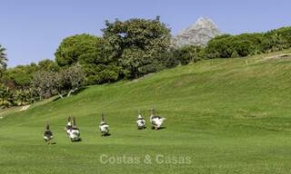 Casa adosada magistralmente renovada en venta en complejo cerrado, en primera línea de Aloha Golf, a poca distancia de la casa club en Nueva Andalucia, Marbella 56651 