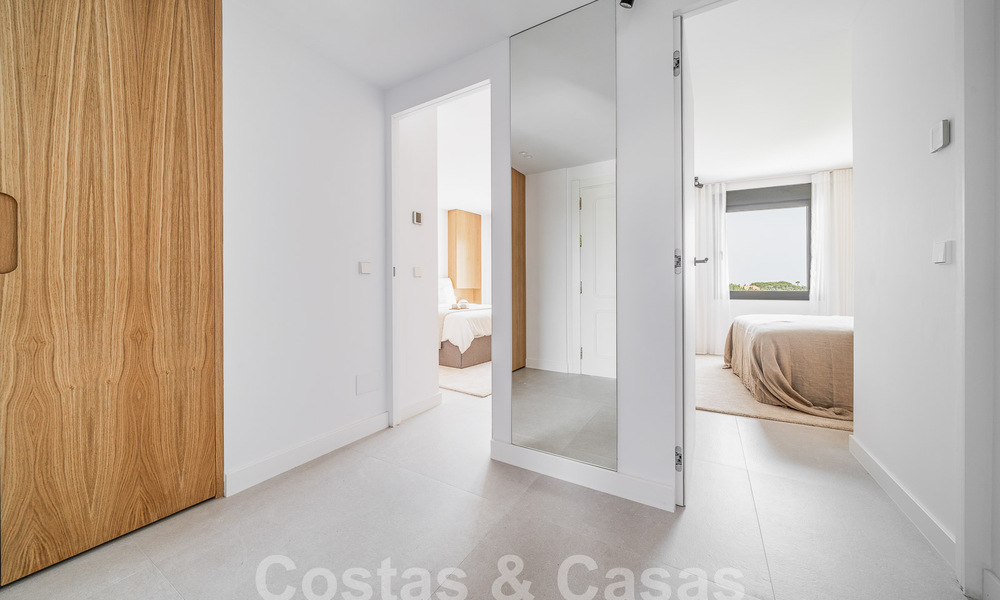 Ático de lujo de estilo escandinavo altamente reformado en venta con amplia terraza, en la Milla de Oro de Marbella 56816