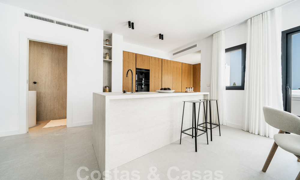 Ático de lujo de estilo escandinavo altamente reformado en venta con amplia terraza, en la Milla de Oro de Marbella 56819