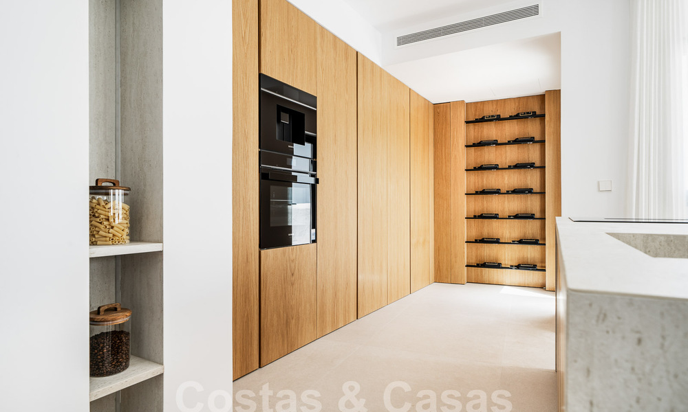 Ático de lujo de estilo escandinavo altamente reformado en venta con amplia terraza, en la Milla de Oro de Marbella 56821