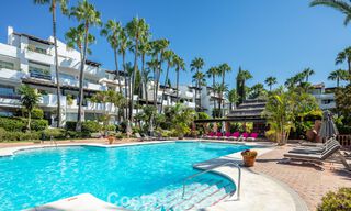 Sofisticado apartamento de lujo en venta en el exclusivo Puente Romano en la Milla de Oro, Marbella 56148 