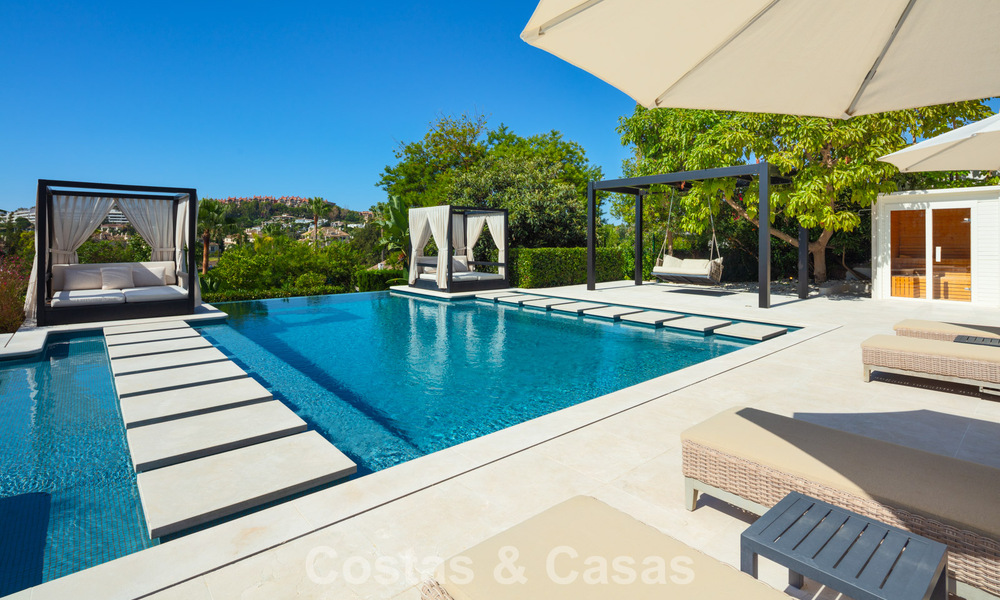 Villa de lujo, moderna y simétrica en venta a un paso de los campos de golf del valle de Nueva Andalucia, Marbella 56169
