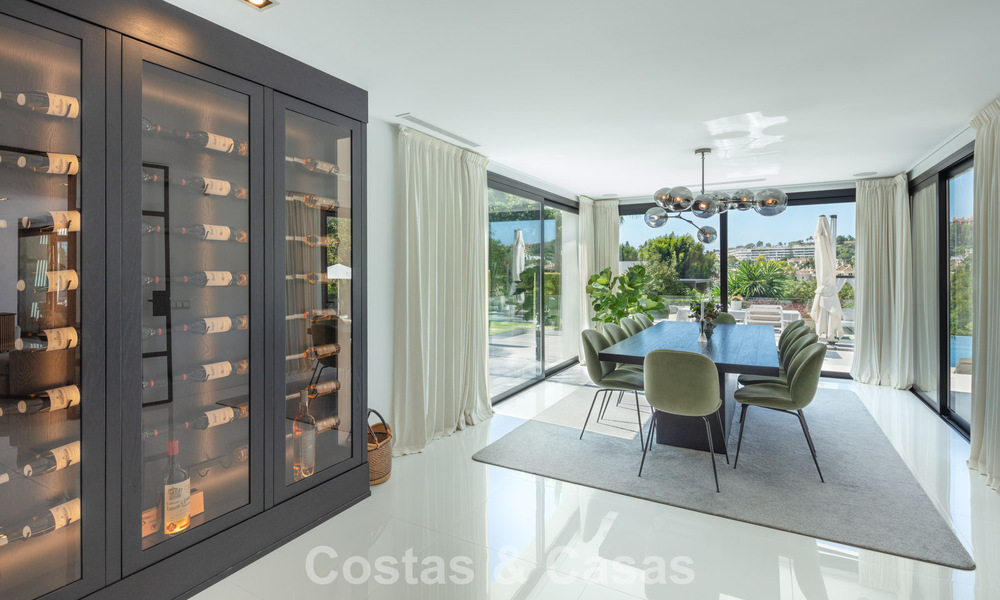 Villa de lujo, moderna y simétrica en venta a un paso de los campos de golf del valle de Nueva Andalucia, Marbella 56173