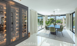 Villa de lujo, moderna y simétrica en venta a un paso de los campos de golf del valle de Nueva Andalucia, Marbella 56173 