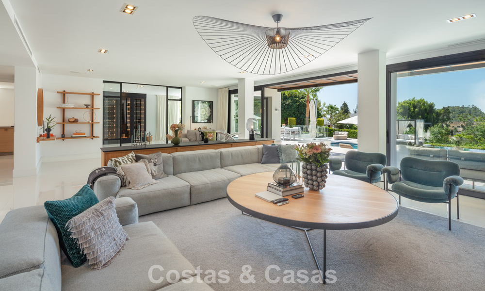 Villa de lujo, moderna y simétrica en venta a un paso de los campos de golf del valle de Nueva Andalucia, Marbella 56179