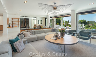 Villa de lujo, moderna y simétrica en venta a un paso de los campos de golf del valle de Nueva Andalucia, Marbella 56179 