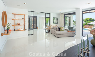 Villa de lujo, moderna y simétrica en venta a un paso de los campos de golf del valle de Nueva Andalucia, Marbella 56180 