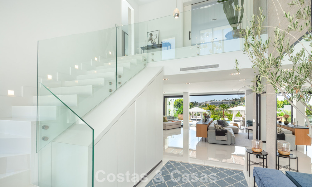 Villa de lujo, moderna y simétrica en venta a un paso de los campos de golf del valle de Nueva Andalucia, Marbella 56182