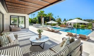 Villa de lujo, moderna y simétrica en venta a un paso de los campos de golf del valle de Nueva Andalucia, Marbella 56183 