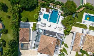 Villa de lujo, moderna y simétrica en venta a un paso de los campos de golf del valle de Nueva Andalucia, Marbella 56187 