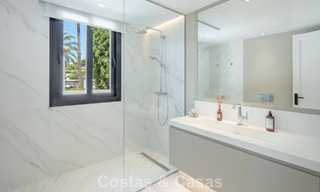 Villa de lujo, moderna y simétrica en venta a un paso de los campos de golf del valle de Nueva Andalucia, Marbella 56188 