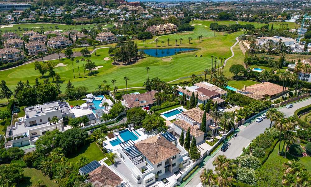 Villa de lujo, moderna y simétrica en venta a un paso de los campos de golf del valle de Nueva Andalucia, Marbella 56189