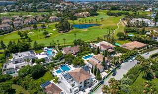 Villa de lujo, moderna y simétrica en venta a un paso de los campos de golf del valle de Nueva Andalucia, Marbella 56189 