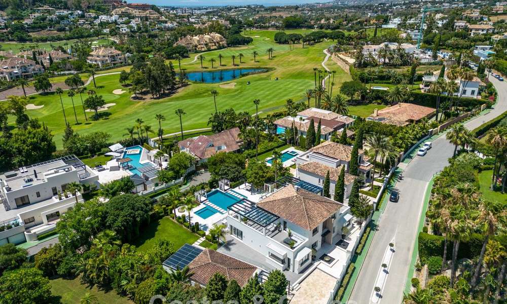 Villa de lujo, moderna y simétrica en venta a un paso de los campos de golf del valle de Nueva Andalucia, Marbella 56190