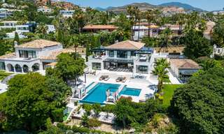 Villa de lujo, moderna y simétrica en venta a un paso de los campos de golf del valle de Nueva Andalucia, Marbella 56192 