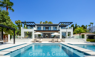 Villa de lujo, moderna y simétrica en venta a un paso de los campos de golf del valle de Nueva Andalucia, Marbella 56196 