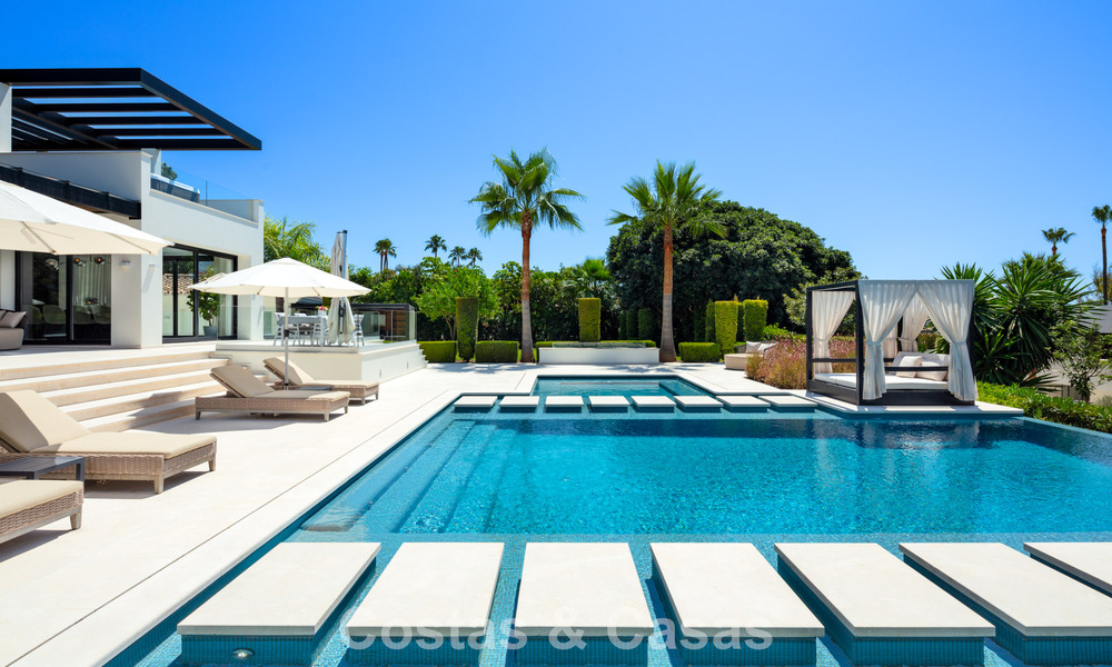 Villa de lujo, moderna y simétrica en venta a un paso de los campos de golf del valle de Nueva Andalucia, Marbella 56197